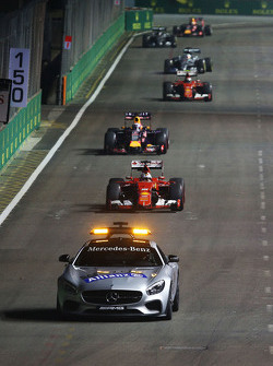 Sebastian Vettel, Ferrari SF15-T detrás del coche de seguridad de la FIA