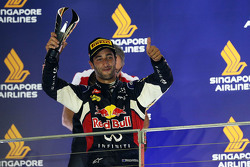 Daniel Ricciardo, Red Bull Racing, feiert Platz zwei auf dem Podium