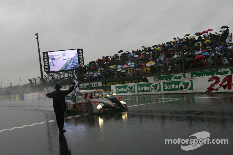 #1 Audi Sport North America Audi R10: Marco Werner, Frank Biela, Emanuele Pirro aan de finish