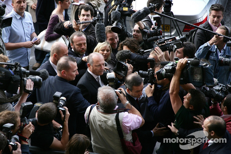 Ron Dennis, a McLaren csapatvezetője érkezik a párizsi tárgyalásra.
