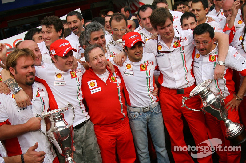 Kimi Raikkonen (depan, kedua dari kiri) merayakan gelar juara dunia F1 2007 bersama Prinsipal Ferrari Jean Todt, rekan setim Raikkonen, Felipe Massa, dan seluruh kru serta teknisi Ferrari.