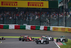 Lewis Hamilton, Mercedes AMG F1 W06 al comando alla partenza della gara