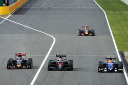 Max Verstappen, Scuderia Toro Rosso STR10, Jenson Button, McLaren MP4-30 y Felipe Nasr, Sauber C34 p