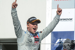 Podio: il vincitore Felix Rosenqvist, Prema Powerteam