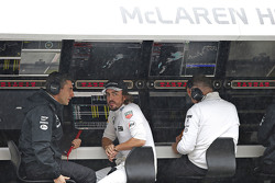 Fernando Alonso, McLaren, an der Boxenmauer mit Ingenieur Andrea Stella