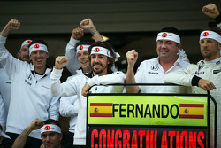 Fernando Alonso, McLaren, feiert seinen 250. GP mit Eric Boullier, McLaren-Rennleiter, Jenson Button, McLaren, und dem Team