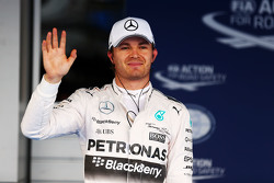 Ganador de la pole Nico Rosberg, Mercedes AMG F1