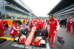 Sebastian Vettel, Ferrari SF15-T en la parrilla