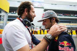 Matteo Bonciani, delegado de medios de comunicación la FIA con Carlos Sainz Jr., Scuderia Toro Rosso