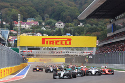 Inicio: Nico Rosberg, Mercedes AMG F1 W06 lider
