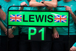 Tablero para el ganador de la carrera Lewis Hamilton, de Mercedes AMG F1 en post celebraciones carrera en el pit