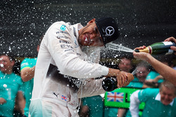 Ganador de la carrera Lewis Hamilton, Mercedes AMG F1 celebra con el equipo