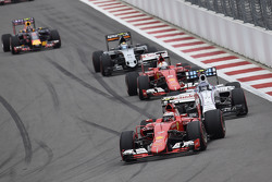 Kimi Räikkönen, Ferrarri, und Valtteri Bottas, Williams, und Sebastian Vettel, Ferrari