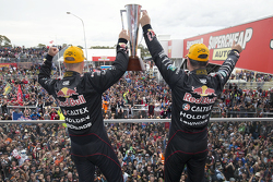 Podium: 1. Craig Lowndes und Steven Richards, Triple Eight Race Engineering, Holden