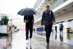 Lewis Hamilton, Mercedes AMG F1 en un paddock húmedo y lluvioso