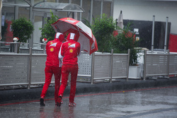 Ferrari staff encara a chuva no paddock