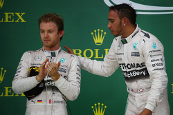 Podio: Segundo lugar Nico Rosberg, Mercedes AMG F1 W06 y Ganador de la Carrera y Campeón del Mundo L