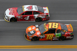Kyle Busch, Joe Gibbs Racing Toyota; Kevin Harvick, Stewart-Haas Racing Chevrolet
