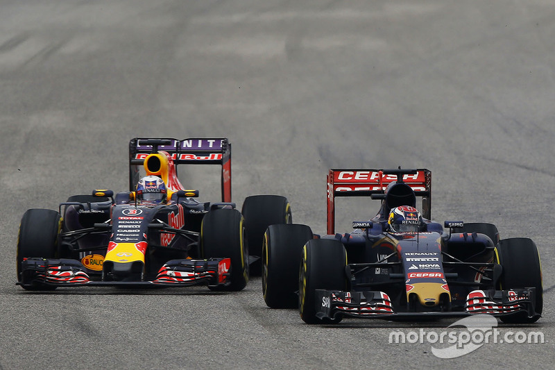 Max Verstappen, Scuderia Toro Rosso STR10 y Daniel Ricciardo, Red Bull Racing RB11 pelean por posición.