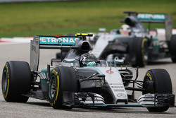 Nico Rosberg, Mercedes AMG F1 W06 lidera a Lewis Hamilton, Mercedes AMG F1 W06