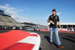 Sergio Pérez, Sahara Force India F1 camina por el circuito
