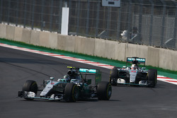 Nico Rosberg, Mercedes AMG F1 W06, vor Lewis Hamilton, Mercedes AMG F1 W06