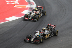 Romain Grosjean, Lotus F1 E23, und Pastor Maldonado, Lotus F1 E23, nach Rennende