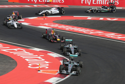 Nico Rosberg, Mercedes AMG F1 W06, vor Lewis Hamilton, Mercedes AMG F1 W06