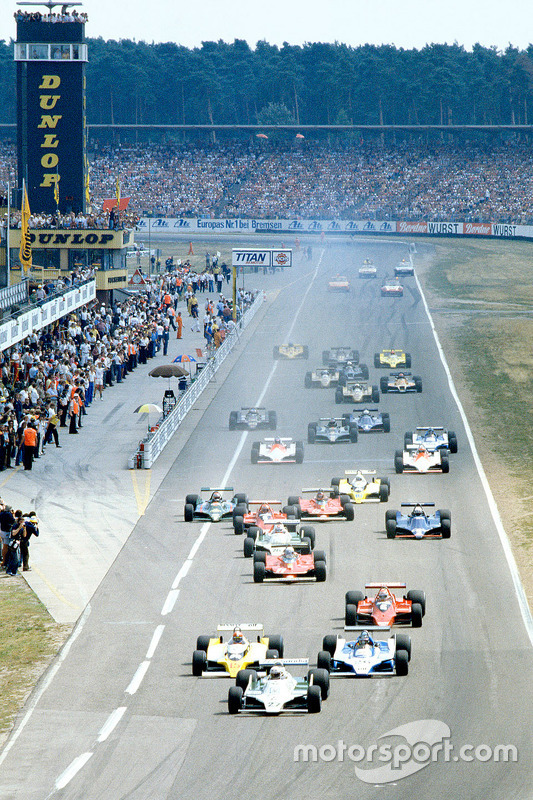Start: Alan Jones, Williams, lider