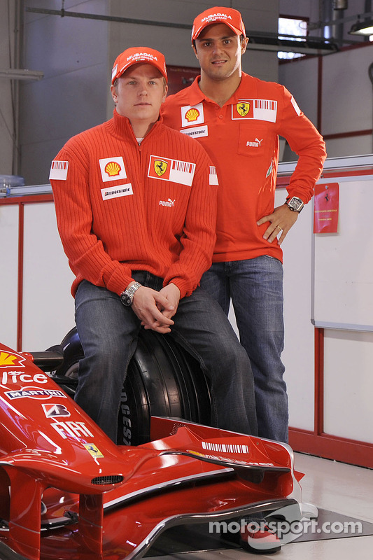Kimi Raikkonen ve Felipe Massa pose ve yeni Ferrari F2008