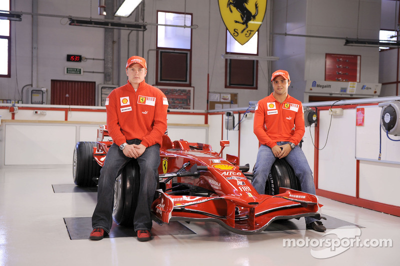 Kimi Raikkonen ve Felipe Massa pose ve yeni Ferrari F2008