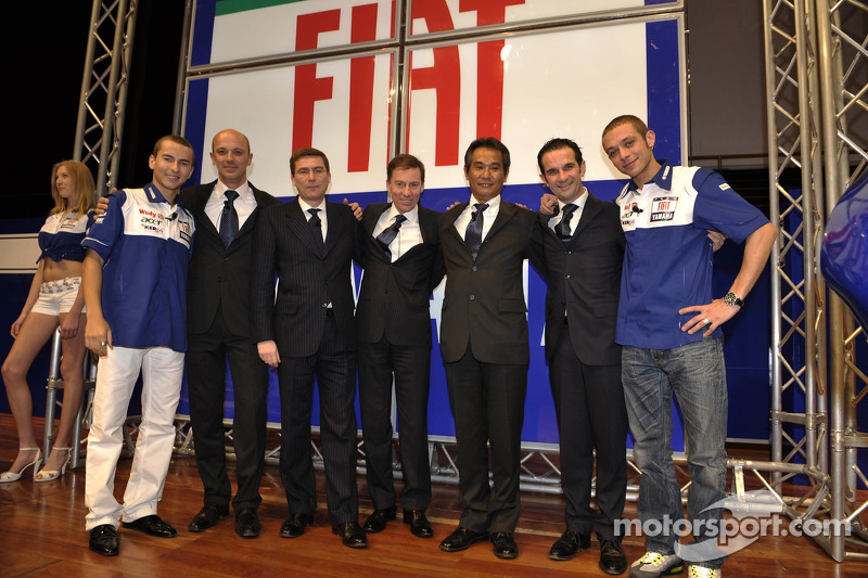 Jorge Lorenzo y Valentino Rossi posan con los miembros del Fiat Yamaha