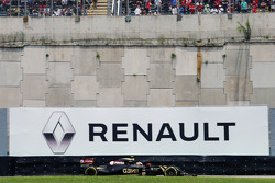 Pastor Maldonado, Lotus F1 E23, vor einer Renault-Werbetafel