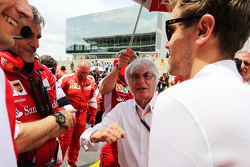 Maurizio Arrivabene, Ferrari teambaas met Bernie Ecclestone, en Sebastian Vettel, Ferrari op de grid