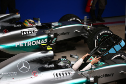 Tweede plaats Lewis Hamilton, Mercedes AMG F1 W06, met winnaar Nico Rosberg, Mercedes AMG F1 W06
