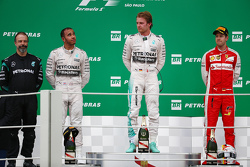 Podium: winnaar Nico Rosberg, Mercedes AMG F1 W06, met tweede plaats Lewis Hamilton, Mercedes AMG F1