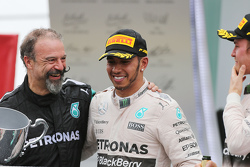 Podio: secondo Lewis Hamilton, Mercedes AMG F1 con James Waddell