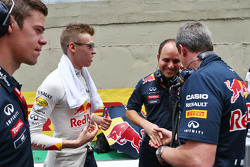 Daniil Kvyat, Red Bull Racing con Gianpiero Lambiase, Red Bull Racing Engineer e Jonathan Wheatley,