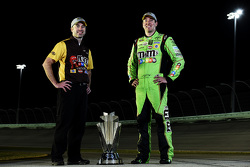 1. und Champion NASCAR Sprint-Cup 2015 Kyle Busch, Joe Gibbs Racing Toyota, mit Crewchief Adam Steve
