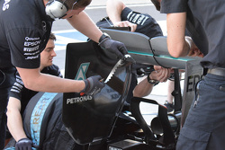 Mercedes W06 Hybrid, strisce adesive seghettate sull'ala posteriore