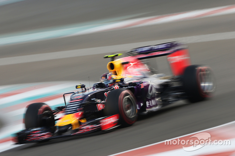 Квят за рулем Red Bull RB11 на квалификации Гран При Абу-Даби 2015 года