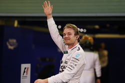 Il vincitore Nico Rosberg, Mercedes AMG F1 festeggia nel parco chiuso