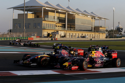 Daniil Kvyat, Red Bull Racing RB11; Carlos Sainz Jr., Scuderia Toro Rosso STR10