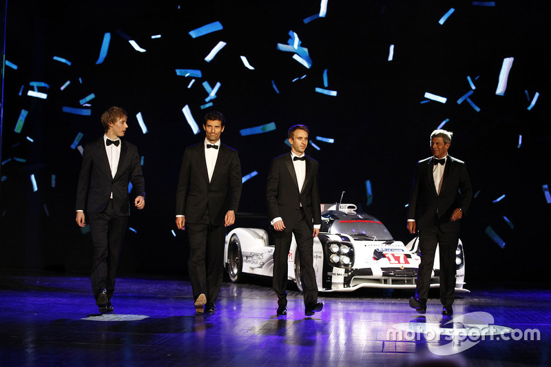 Brendon Hartley, Mark Webber y Timo Bernhard con el #17 híbrido de Porsche 919 título de ganador.