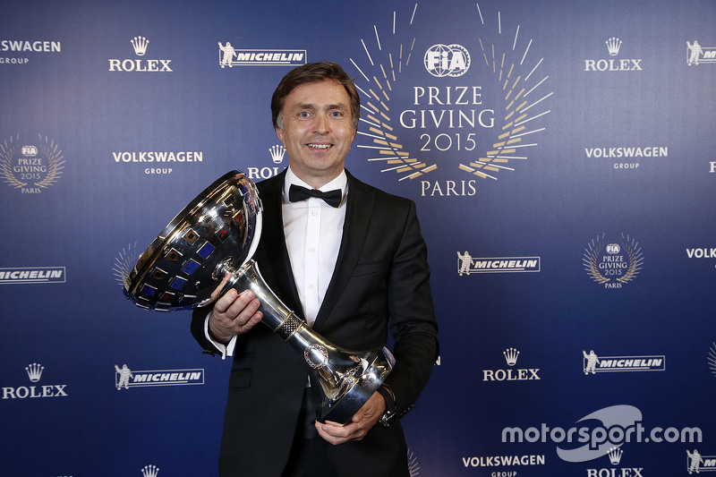 На церемонии вручения наград FIA в 2015 году с кубком за победу в командном зачете WRC