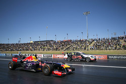 Daniel Ricciardo, Red Bull-Renault RB7, und Nick Percat