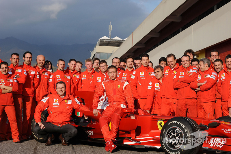 Valentino Rossi posa con el Ferrari F2008 y miembros del equipo Ferrari