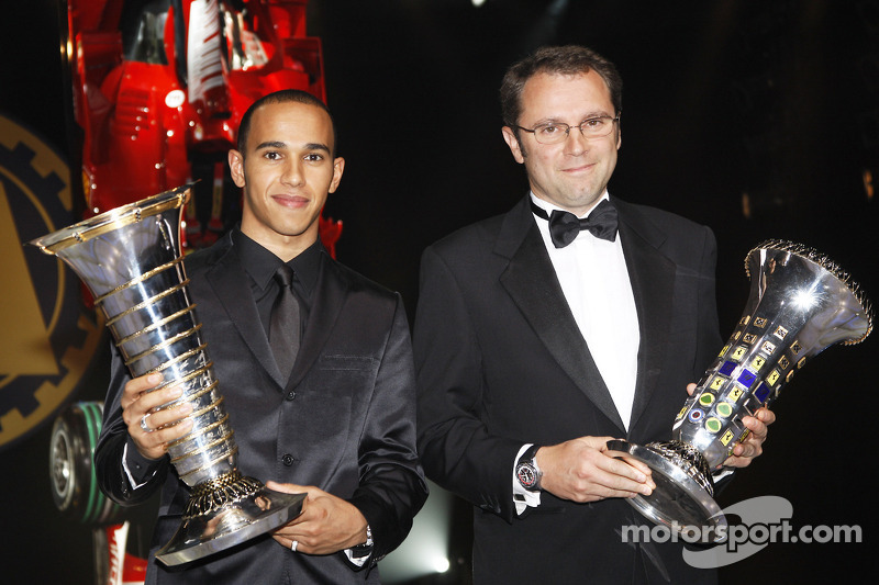 Lewis Hamilton y Stefano Domenicali, en la premiación de la FIA en 2008.