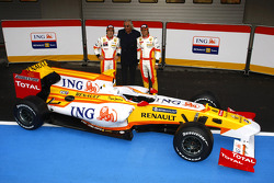 Fernando Alonso, Flavio Briatore und Nelson A. Piquet mit dem Renault R29