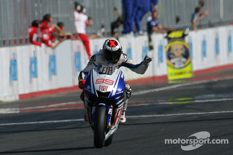 Racewinnaar Jorge Lorenzo, Fiat Yamaha Team viert zijn overwinning
